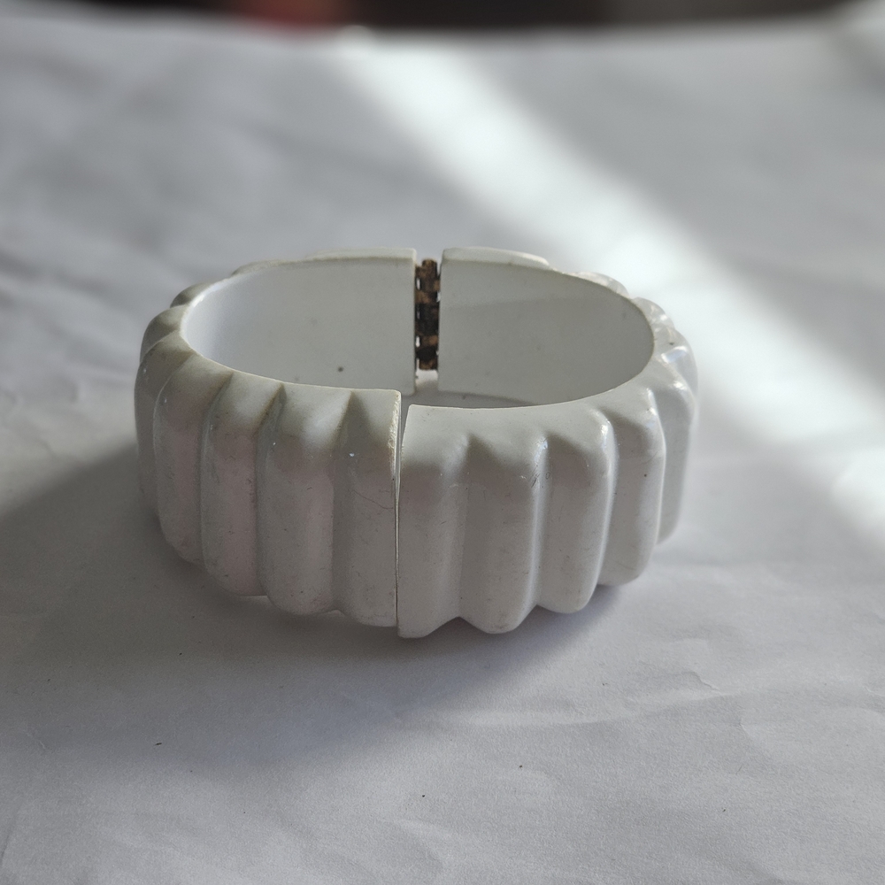 Vintage Lucite white, fluted, hinged Chunky bangle bracele